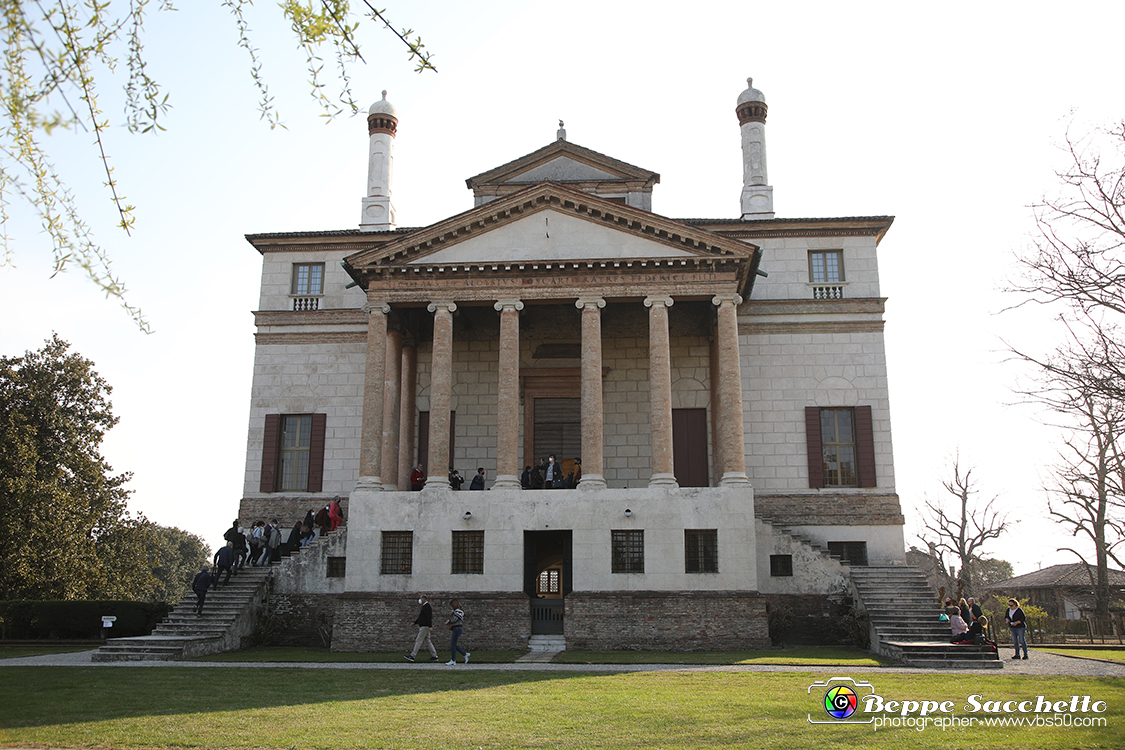 VBS_6976 - Villa Foscari detta La Malcontenta - Mira (Venezia).jpg - VILLA FOSCARI detta LA MALCONTENTA Villa veneta a Mira (Venezia) progettata da Andrea Palladio nel 1559 per i fratelli Nicolò e Alvise Foscari, appartenenti a una delle famiglie più potenti della Repubblica di Venezia. La residenza ha un carattere maestoso e imponente. L'edificio fu voluto da Nicolò Foscari (proprietario della celebre Ca' Foscari sul Canal Grande),